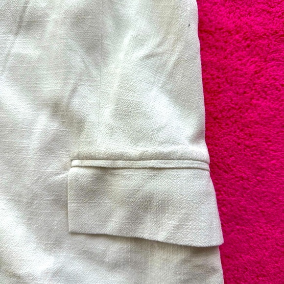 Chic Women's Cream Sleeveless Blazer - Picture 4 of 10